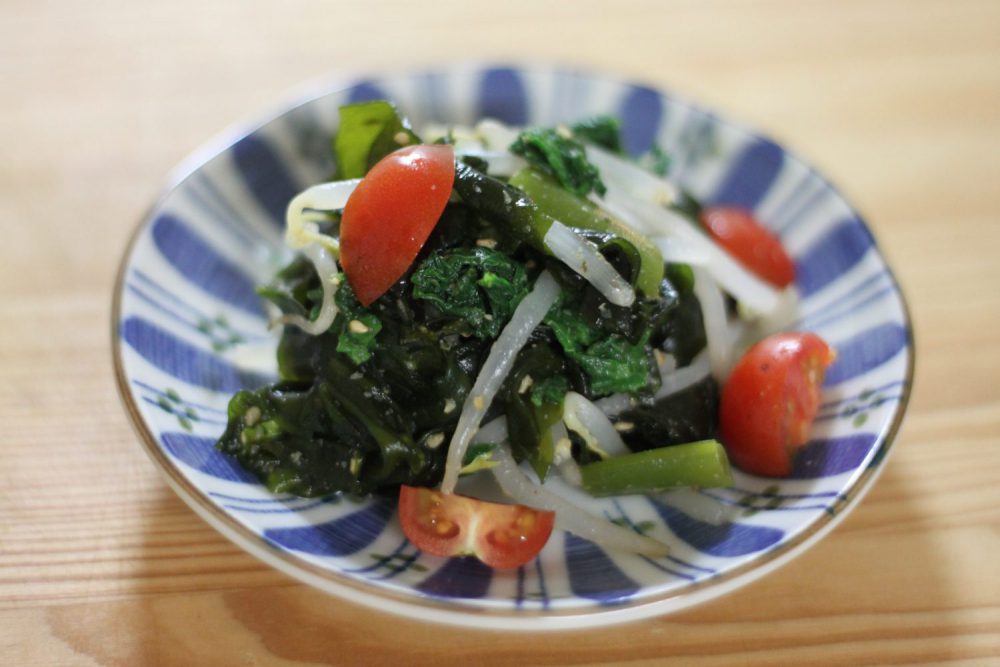 大葉をたっぷり食べられるレシピ！茹で大葉と生わかめのさっぱり和え