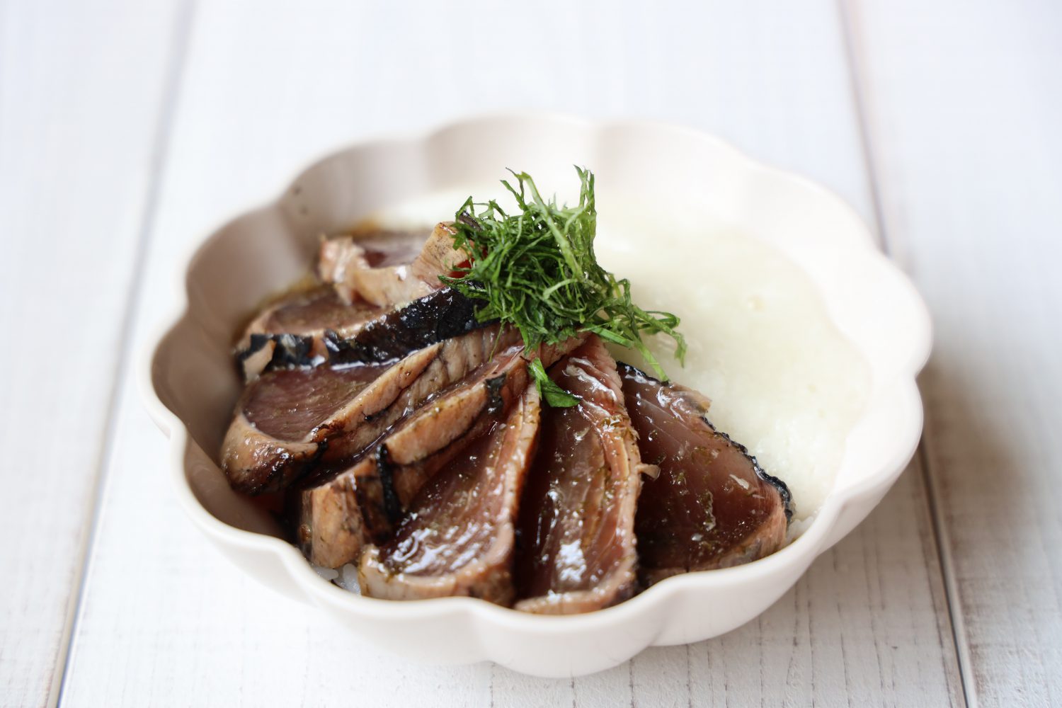 カツオのたたきの漬け丼 大葉レシピ 出来商店の大葉レシピ