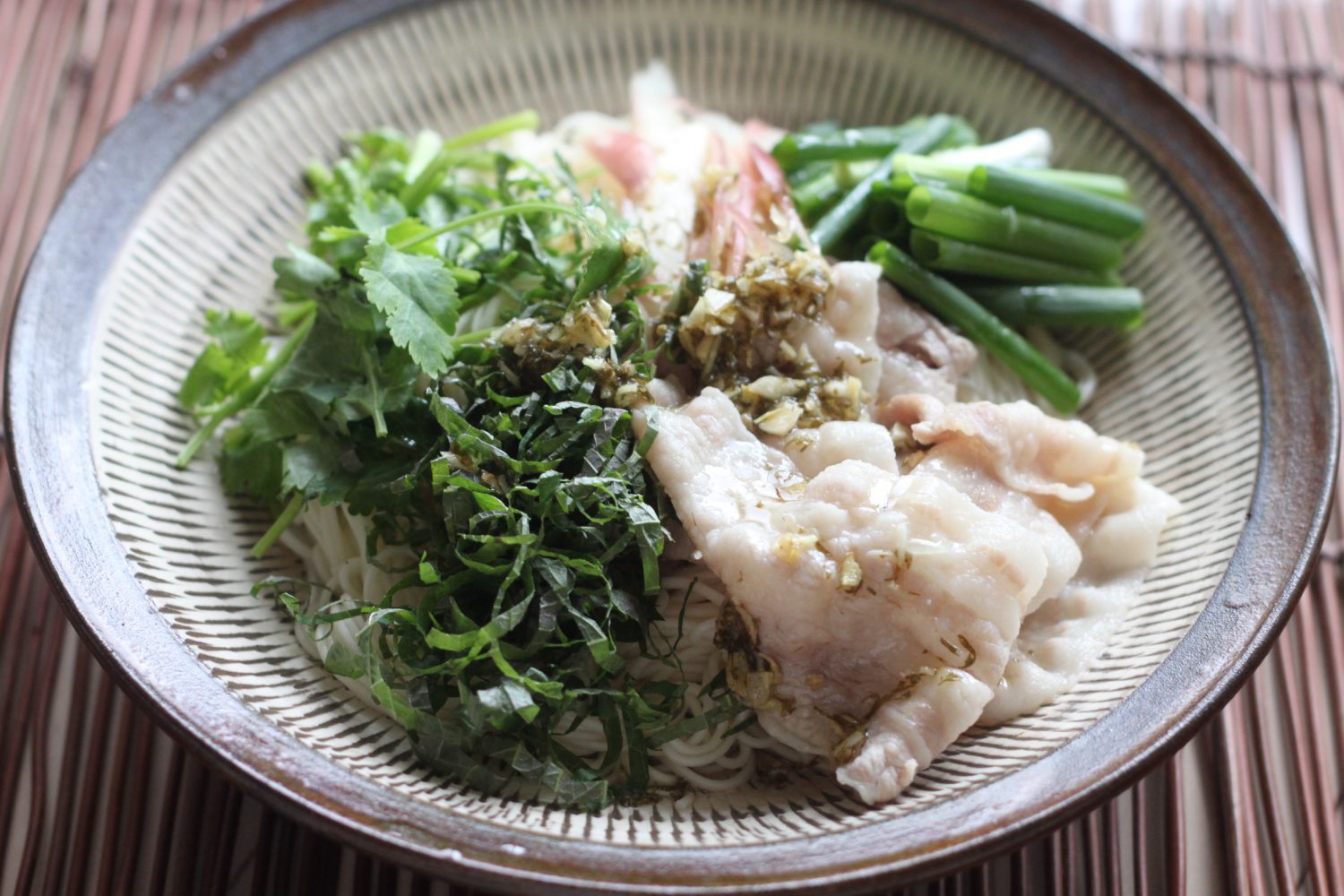 大葉と豚しゃぶのエスニック麺